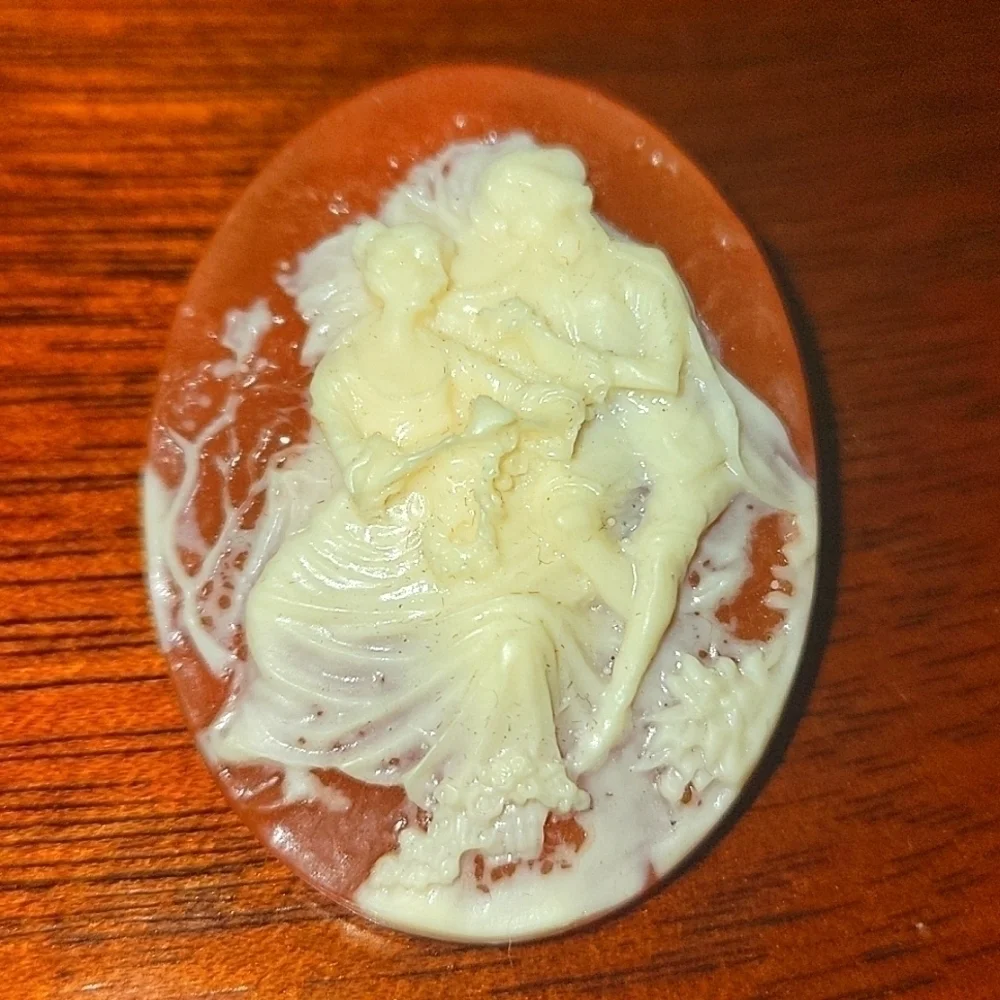CAMEO Couple Lovers Brooch Vintage Cream and Apricot Colors